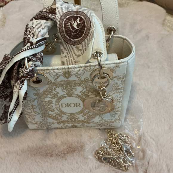 GWP DIOR BEAUTE BAG WITH LETTERED BAG CHARM AND TWILLY and CROSSBODY CHAIN - Picture 1 of 1